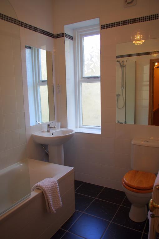 הליפקס Crown House Suites חדר תמונה